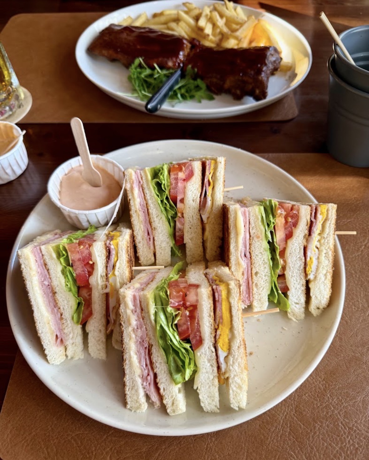 Club sandwich e costine BBQ