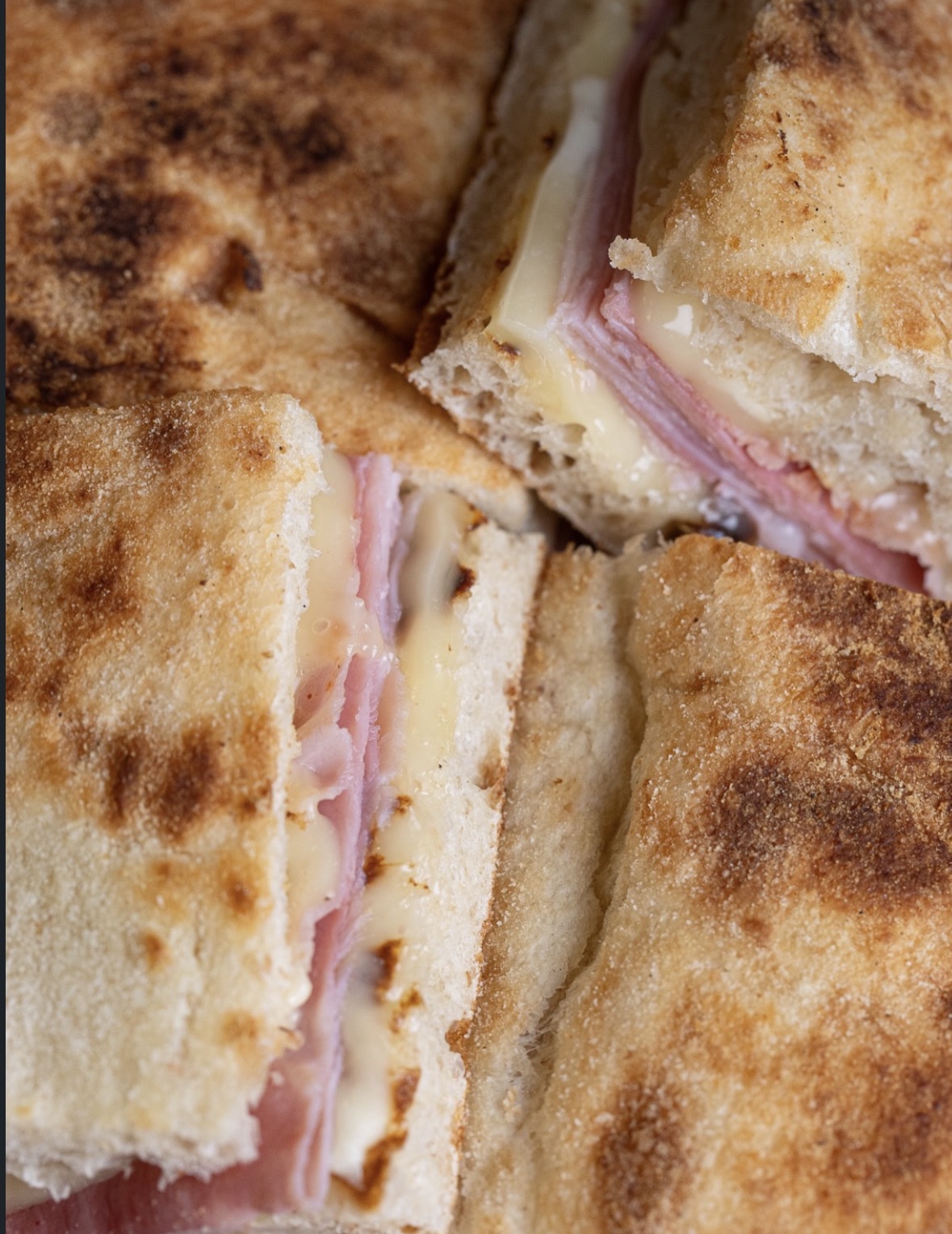 Toast caldo con prosciutto e formaggio